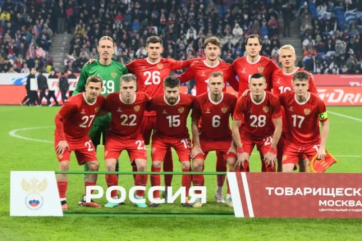 Российская футбольная сборная вернулась домой после поездки во Вьетнам
