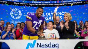 Игрок «Викингс» Уолтер Рауз закрыл торги Nasdaq в поддержку Special Olympics