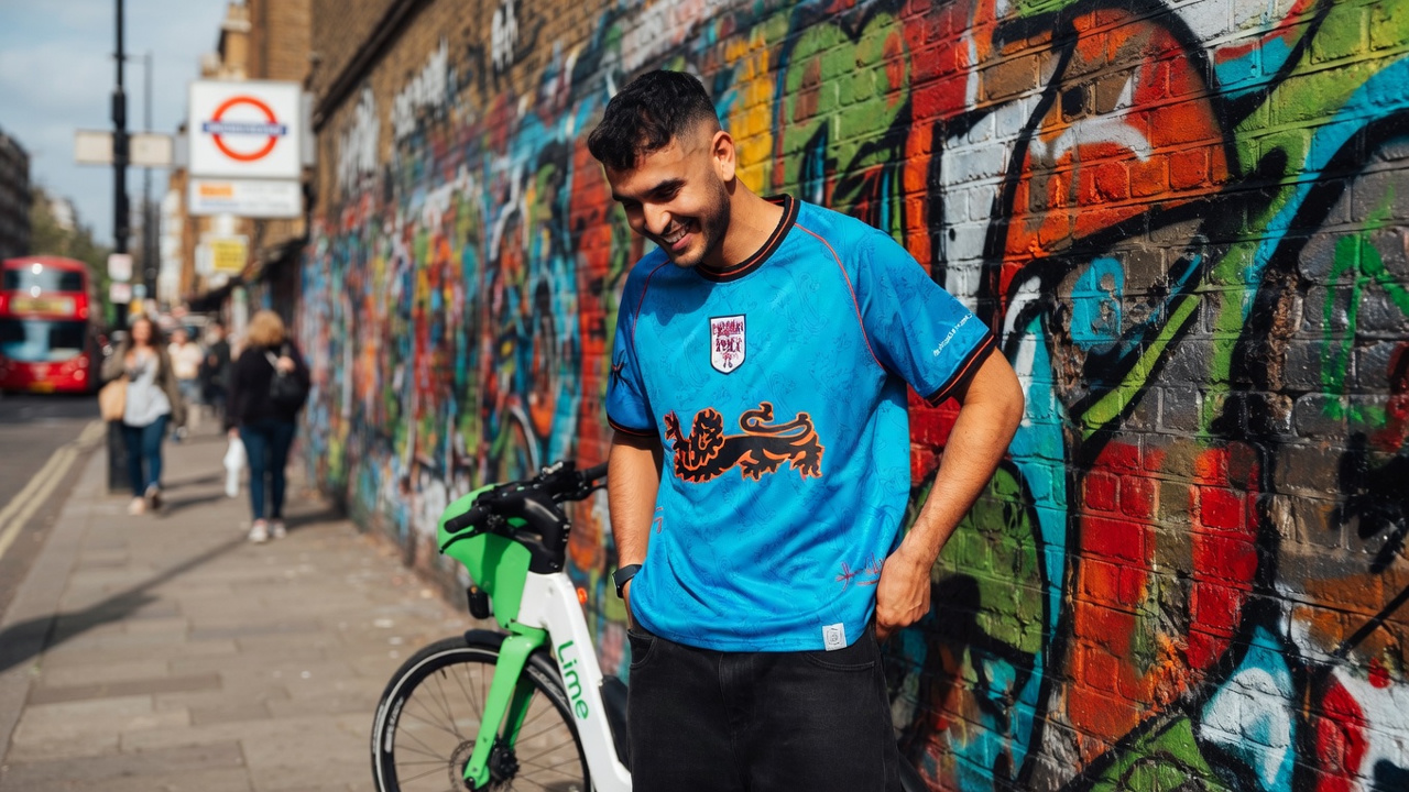 Sammy Virji и MUNDIAL выпустили две футбольные рубашки в духе UK garage